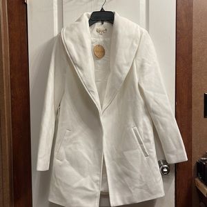 ‼️SOLD‼️ White tea cup coat absolutely gorgeous !